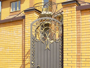 Заборы, решетчатые двери, ворота